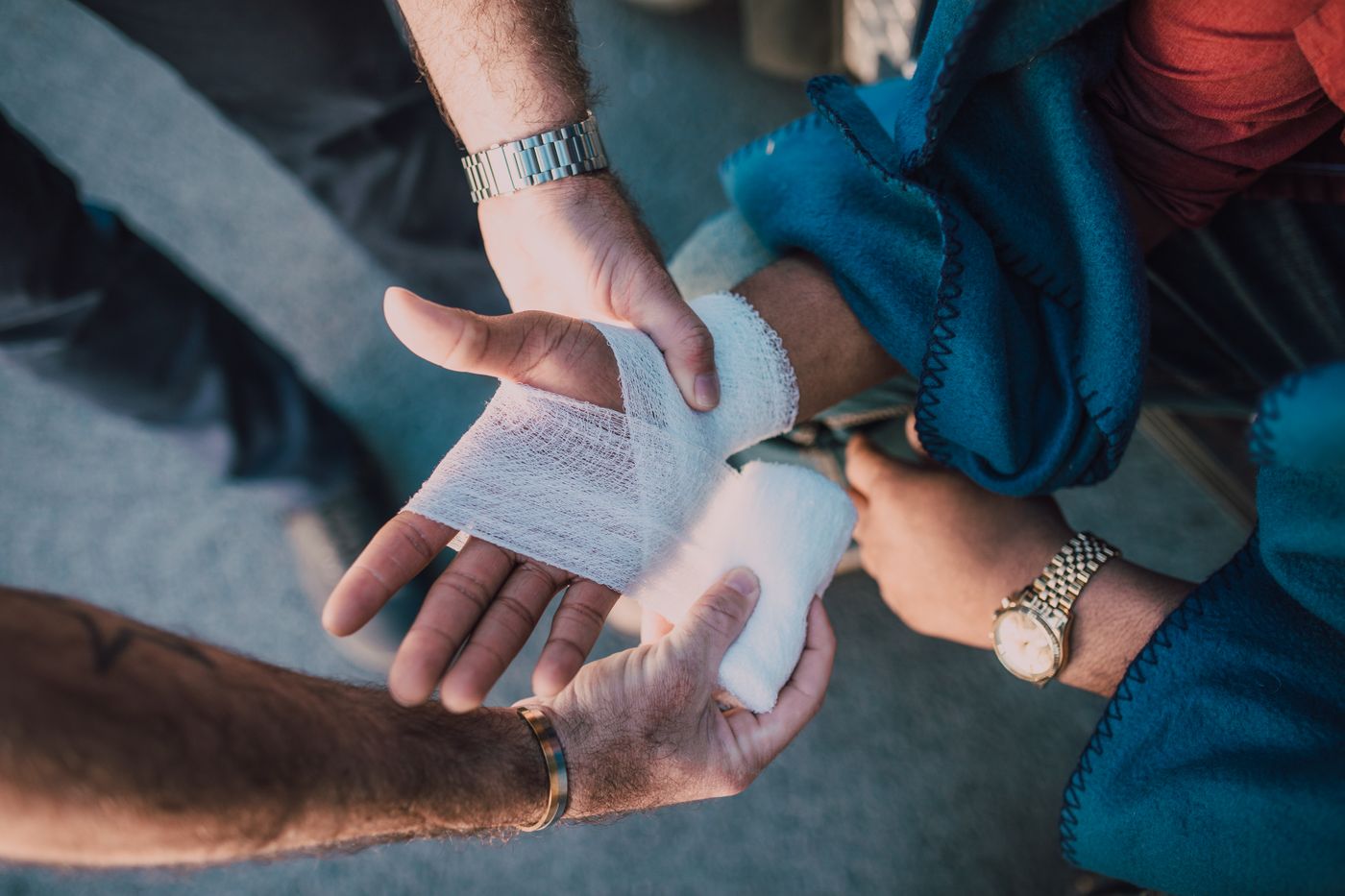 Hands applying a bandage during practical medical training